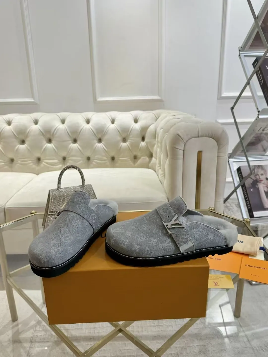 p600✨ LV Couple’s Wool Slippers｜Full of high-end feel, the soles of your feet are luxurious✨ We have achieved the ultimate restoration of the "higher version" of this pair of LV classic toe-toe slippers! 👫💫 🌟 The core advantages are clear at a glance: ✔️ Original jacquard + cowhide fabric, delicate texture, high-end at first glance; ✔️ 280% pure wool lining, wearing barefoot is like stepping on clouds ☁️, soft and skin-friendly and not sweaty; ✔️ Non-slip rubber bottom + three-dimensional toe design, super stable for walking, fashionable and practical!  👀 Must-have attention to detail: Belt buckle + classic LV presbyopic elements, revealing the aura of a big-name brand in a low-key manner ~ Whether it is a couple dating or a trip with besties, both of them are the focus when they go out👟💖 ✨ Easily match the wardrobe: jeans + sweaters, lazy and casual style ✔️ Coat + skirt, refined and elegant ✔️ One pair of shoes can handle a variety of styles, and the sense of luxury is never artificial ~ #LV slippers #couple outfit #High-End Customization #Quality Shoes Recommendation Fabric: Yangjing/classic jacquard fabric Lining: Imported wool lining Sole: Original rubber sole Size: Female 35-41 Male 38-46